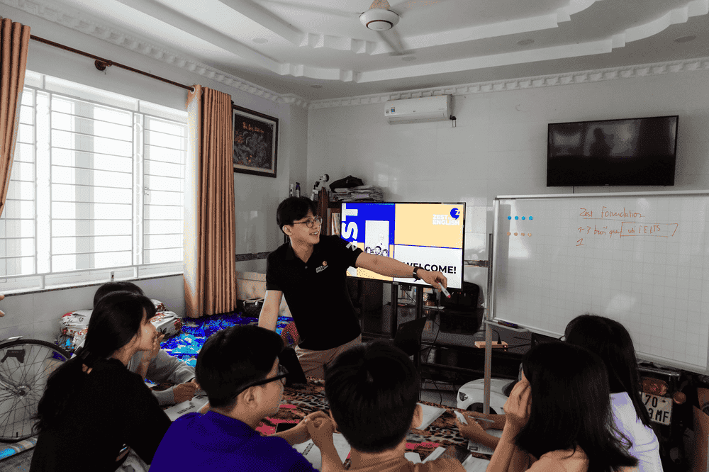 Học viên tập trung học tập trong không gian tiện nghi, hiện đại và thoải mái tại Zest For English
